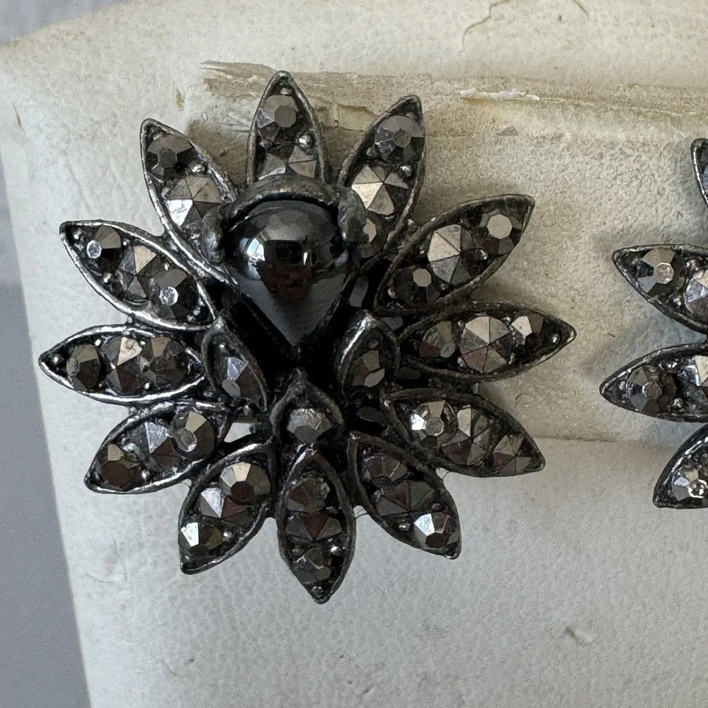 Vintage Weiss Brooch‎ Earrings Set Gray Dark Rhinestones Domed Floral Starburst